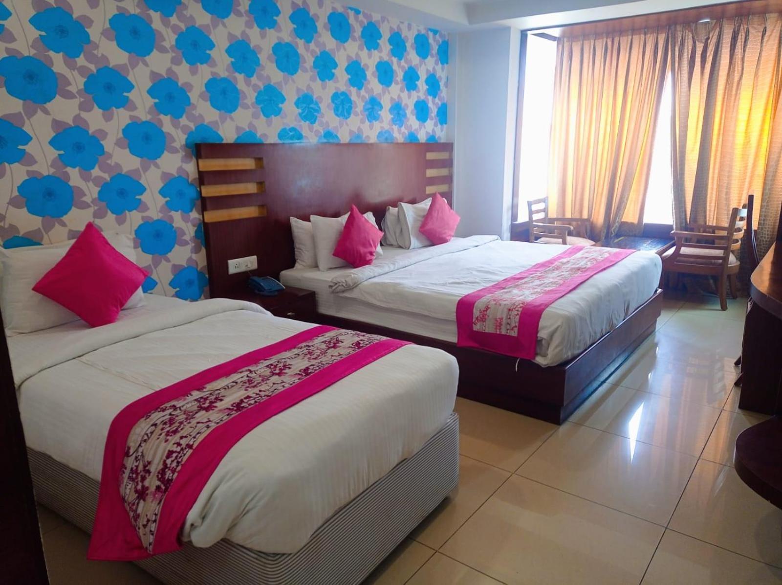 Hotel Sgt Plaza Варанаси Экстерьер фото