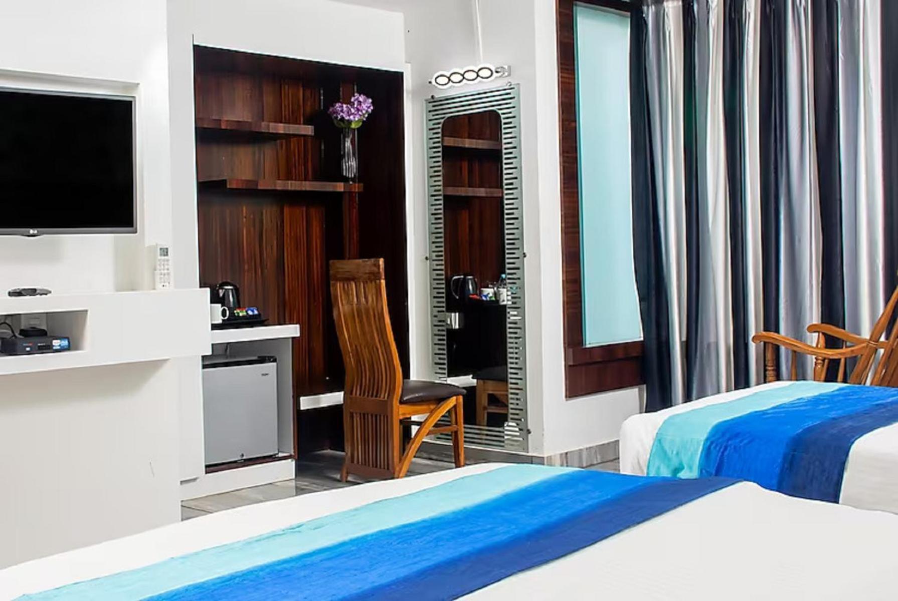 Hotel Sgt Plaza Варанаси Экстерьер фото