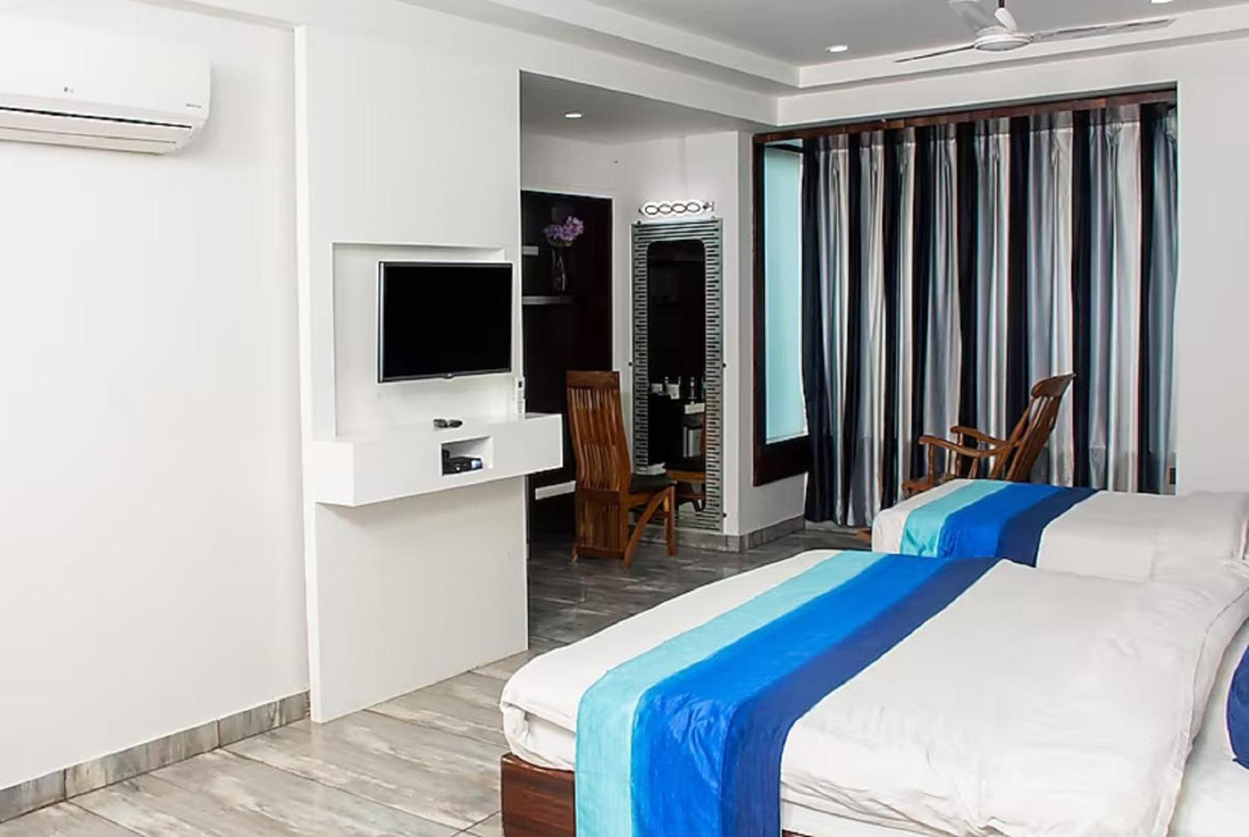Hotel Sgt Plaza Варанаси Экстерьер фото