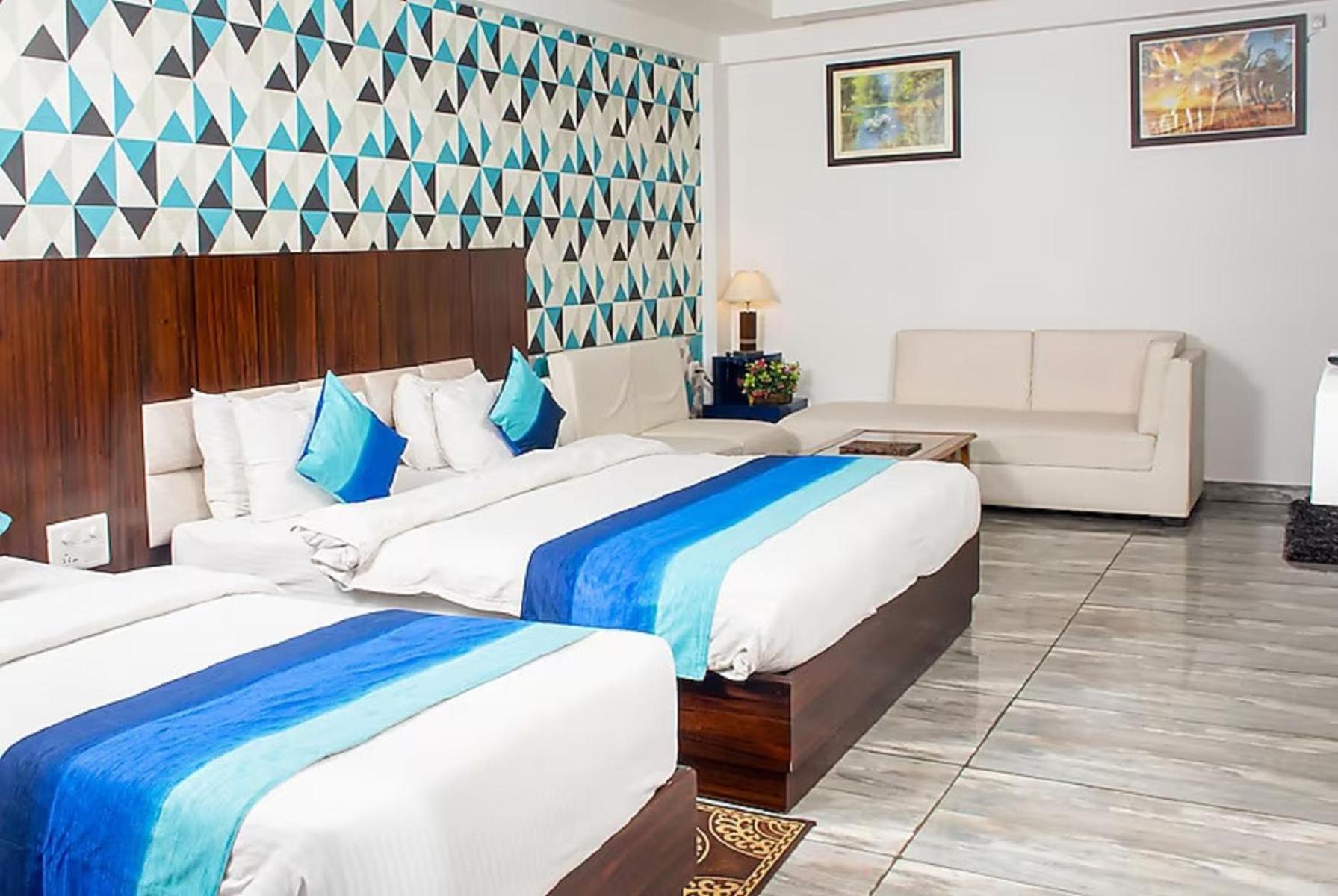 Hotel Sgt Plaza Варанаси Экстерьер фото