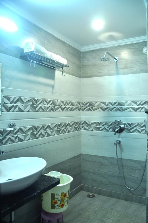 Hotel Sgt Plaza Варанаси Экстерьер фото