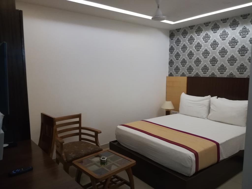 Hotel Sgt Plaza Варанаси Экстерьер фото
