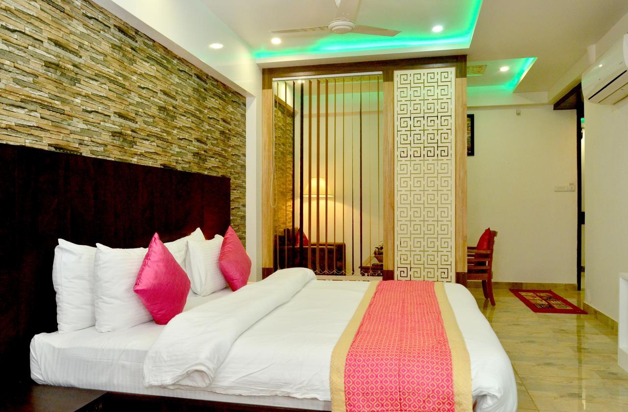 Hotel Sgt Plaza Варанаси Экстерьер фото
